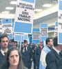 Los trabajadores se manifestaron con carteles y volantes. (Fuente: NA)