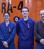 Peire y tres de los operadores, delante del reactor (Fuente: Camila Casero)