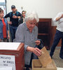 Lucia Topolansky, vicepresidenta de Ururguay, al momento de emitir su voto. (Fuente: EFE)