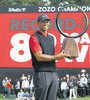 Tiger Woods levanta el trofeo 82 de su carrera, con el que igualó la marca de Sam Snead. (Fuente: AFP)