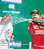 Lewis Hamilton celebra en el podio con Sebastian Vettel. (Fuente: EFE)