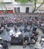 El escenario principal estaba frente a la puerta de FM Oktubre.  (Fuente: Carolina Camps)