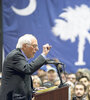 1.Sanders encienda a la multitud en Charleston, Carolina del sur. 2.Seguidores de Sanders alzan carteles en el Paso, Texas. (AFP). (Fuente: AFP)