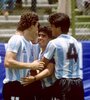 Maradona y Valdano, se abrazan en México 86.  (Fuente: AFP)