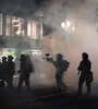 Policías tiran gases lacrimógenos a manifestantes durante una protesta en Portland  (Fuente: AFP)