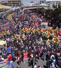 Miles de Bolivianos marchan desde El Alto camino a La Paz paa protestar frente al TSE. (Fuente: EFE)