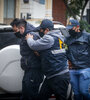 El momento en que los policías se llevaban detenido al espía Facundo Melo, uno de los agentes que reportaban en Casa Rosada. (Fuente: EFE)