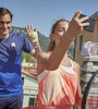 Federer, Vittoria y Carola, en la terraza donde jugaron al tenis. (Fuente: Captura)