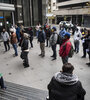Cola con distanciamiento social frente a una oficina de desempleo en Santiago. (Fuente: AFP)