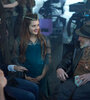 Katherine Langford con Frank Miller durante las grabaciones.