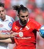 Silva pelea la pelota con Hauche (Argentinos). (Fuente: Fotobaires)