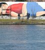 La imagen de Aylan Kurdi en un enorme grafiti frente al Banco Central Europeo en Fráncfort. (Fuente: AFP)