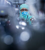 Preparativos para probar la vacuna en el laboratorio francés Sanofi en Val-de-Reuil. Foto 2: Testeo de la vacuna china en San Pablo, Brasil.  (Fuente: AFP)