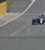 Hamilton cruza la meta con el neumático izquierdo totalmente destruído. (Fuente: Prensa F1)