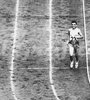 La histórica imagen de Delfo Cabrera cruzando la meta en el mítico estadio de Wembley. (Fuente: Archivo El Gráfico)