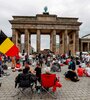 Docenas de manifestantes se reúnen en Berlín frente a la Puerta de Brandenburgo durante una protesta contra las regulaciones de la pandemia de coronavirus. (Fuente: EFE)