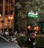 Noche de miércoles: cerveza en el conocido bar Buller, frente al Cementerio de la Recoleta.