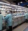 El primer objetivo del sector es producir 30 mil computadoras por mes.