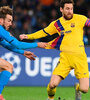 Messi se le escapa al español Fabián Ruiz en el San Paolo. (Fuente: AFP)