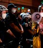 Una manifestante protesta en la cara de una fila de policías en Washington D.C.  (Fuente: EFE)