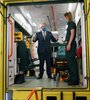 Boris Johnson habla con una trabajadora sanitaria dentro de una ambulancia en Londres (Fuente: AFP)