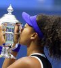 Naomi Osaka besa el trofeo de campeona. (Fuente: AFP)