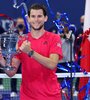 Thiem levanta el trofeo de su primer Grand Slam. (Fuente: EFE)