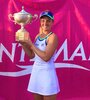 Nadia Podoroska, con el trofeo en Saint Malo. (Fuente: Twitter Nadia Podoroska)