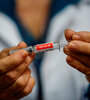 Cinco de las nueve vacunas que han alcanzado la tercera fase de pruebas clínicas a nivel mundial son desarrolladas por China. (Fuente: EFE)