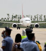 Momento en el que el avión de Corea del Sur arribó al aeropuerto de Wuhan.  (Fuente: AFP)