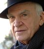 Kundera vive en París y tiene 91 años. 