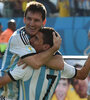 Lionel Messi festeja junto a Angel Di María. (Fuente: AFP)