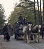 Los "walkers" siguiendo a un carro al ritmo de Talking Heads, gran momento del "finale" de la temporada 10.