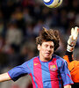 Messi salta a cabecear ante la salida de Kameni. (Fuente: AFP)