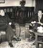 Galeano con el primer ministro chino Zhou Enlai. Foto publicada en “DangDai”, cedida por Helena Villagra. (Fuente: Gentileza Siglo XXI)