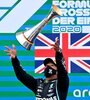 Hamilton festeja lanzando su trofeo en Alemania. (Fuente: EFE)