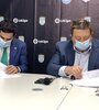 Marc Terradas, por La Liga, y Fabián Borro, por la CABB, firman el convenio de cooperación. (Fuente: prensa CABB)