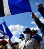 Festejos en El Alto con barbijos, vestimenta tradicional y banderas del MAS. (Fuente: AFP)