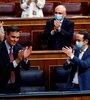 Pedro Sánchez aplaude y es aplaudido por su vice segundo Pablo Iglesias tras hablar en el Congreso. (Fuente: AFP)