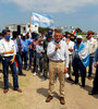 El ex ministro de Macri en la puerta del campo que ocupa su hermana.  (Fuente: Télam)