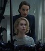 Kristin Scott Thomas como Mrs.Danvers y Lily James como la nueva señora De Winter. 