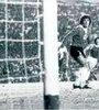 Bochini ya palpita su gol, mientras Fillol lo sufre, en la final del Nacional '78 en enero de 1979.
