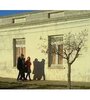 La última visita de Osvaldo Bayer a la excomisaría de San Julián, junto a sus nietas Malena y Rosa.