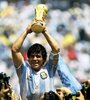 Diego levanta la Copa del Mundo en México 86.