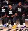 LeBron James, en el medio, apuntaló la campaña "Más que un voto" contra Trump. (Fuente: AFP)