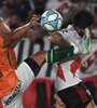 Gómez y Casco luchan por la pelota durante el 1-0 de River de febrero pasado. (Fuente: Fotobaires)