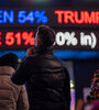 Gente mirando resultados electorales en los carteles de Times Square,  Nueva York  (Fuente: AFP)