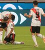 De La Cruz es felicitado por su gran definición en el primer gol. (Fuente: Télam)