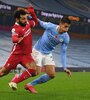 Salah, del Liverpool, no puede con la marca de Joao Cancelo, del City. (Fuente: AFP)