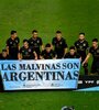 Racing posó en Santa Fe con el cartel y la consigna "Las Malvinas son Argentinas". (Fuente: Télam)